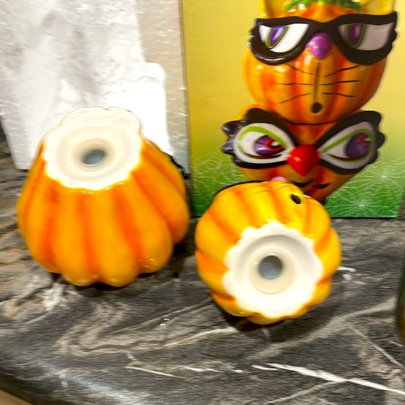 STONEWARE PUMPKIN 🎃 SALT & PEPPER SHAKERS - Picture 3 of 5
